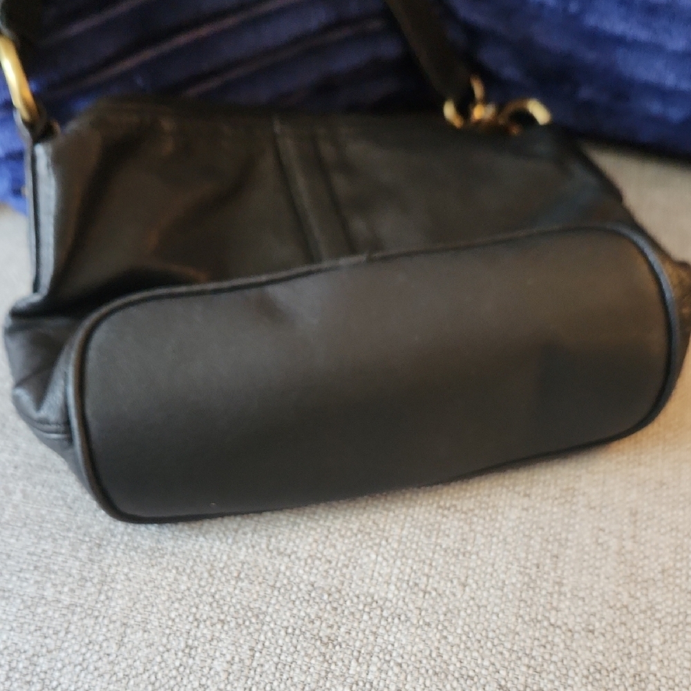 St. John's Bay Black Leather Shoulder Bag - Picture 2 of 5